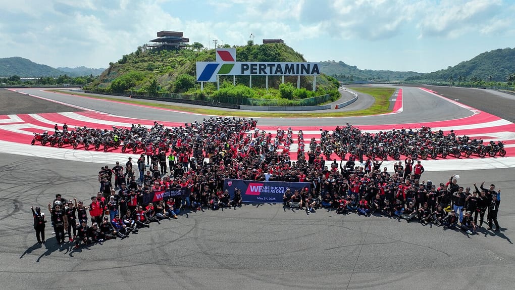 240 Ducati Mengular, Memerahkan Jalanan Kota dan Trek Sirkuit Mandalika